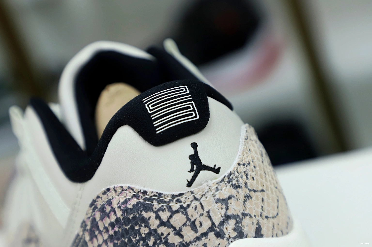 SNAKESKIN AIR JORDAN 11 LIGHT BONE LOW 0717